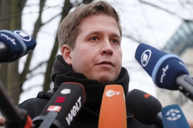 Kamikaza dečjeg lica DRŽI U RUKAMA sudbinu Angele Merkel!