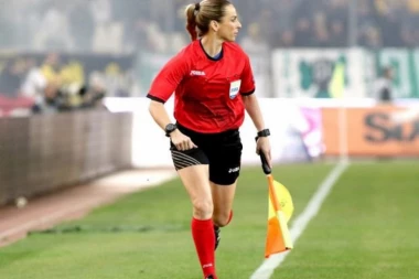 (VIDEO) Atraktivna Grkinja sudi Partizanu, ali jedan detalj se neće svideti Grobarima