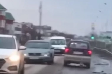 (VIDEO) PUĆI ĆE VAM SRCE: Ostavljeni pas neumorno trči za automobilom vlasnice!