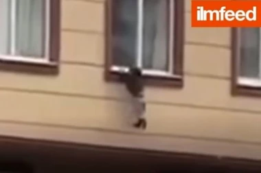 (VIDEO) DETE VISILO NA IVICI SMRTI: Komšije bezuspešno dozivale roditelje!