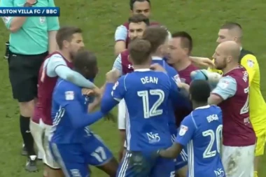 (VIDEO) Bez starca nema udarca: Teri u klinču sa N'Dojem