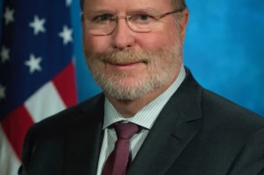 OVAJ ČOVEK TERA RUSE S BALKANA!