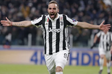 (VIDEO) Iguain pobesneo na treningu i zamalo osakatio trenera!