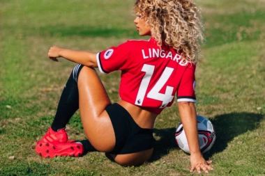 NIJE DONELA SREĆU LINGARDU: Seks bomba fudbalera Junajteda gledala meč u donjem vešu