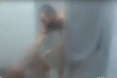 VRELA AKCIJA U TUŠ KABINI: Kamere se ponovo tresle!