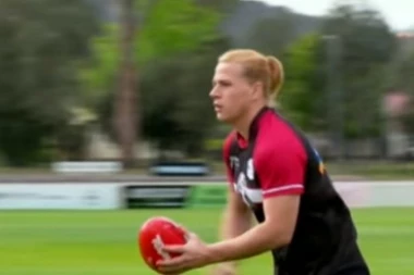 (VIDEO) NEKADA JE BIO RUKOMETAŠ: Australijski fudbal dobio prvog transrodnog sportistu