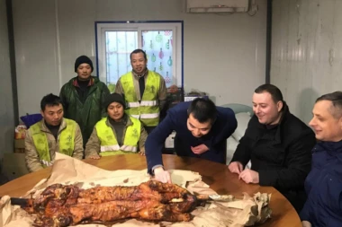 Radnici iz Kine DOBILI PRASE od Čučkovića za novu godinu!