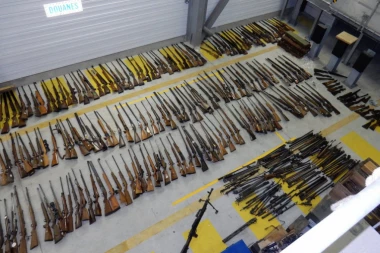 Prodavnica SPORTSKE opreme KRCATA ORUŽJEM!