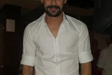 (FOTO) INTIMNE SCENE PREPLAVILE SRBIJU: Milan Vasić u žestokoj akciji sa ćerkom poznate glumice, PODVEZICE PRŠTE, A VIDITE GDE JOJ GURA GLAVU!