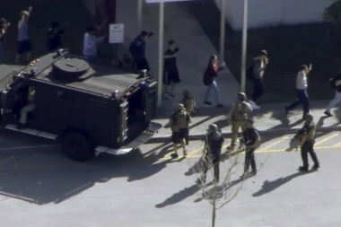 (VIDEO) JEZIVO! Krvnik snimljen dok je sejao smrt u školi!