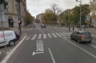 BAHATI VOZAČ: Parkirao kola preko biciklističke staze, ali to nije SVE