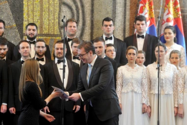 VUČIĆ NA SVEČANOSTI SA NAJBOLJIM STUDENTIMA: Stipendije će biti DUPLO veće!