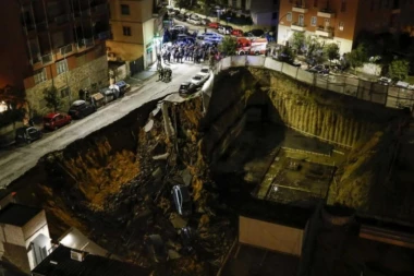 (FOTO) OTVORILA SE VRATA PAKLA NA ULICI I PROGUTALA AUTOMOBILE!