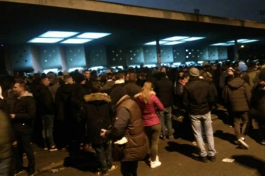 (VIDEO) SVI PUTEVI VODE U HUMSKU: Navijači Partizana napravili ludnicu ispred stadiona