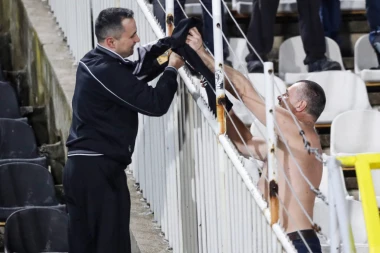 GEST ZA SVAKU POHVALU: Navijači Partizana i Viktorije razmenjivali šalove