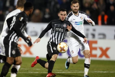 (VIDEO) GRCI POGURALI VIKTORIJU: Partizan vodio, pa primio gol iz ofsajda!