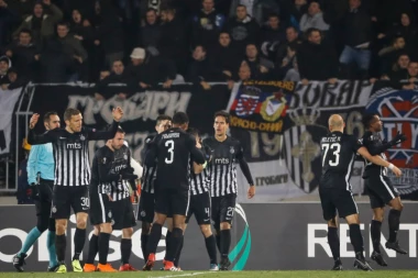 (FOTO) "Grobari" pristižu u Češku, tu je i policija