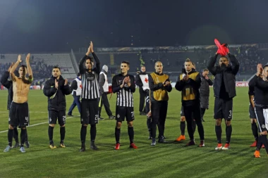 Fotografije sa krcatog stadiona Partizana!