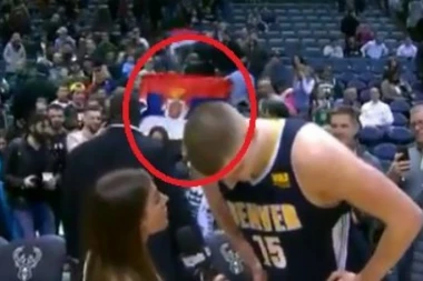 (VIDEO) UZ NAŠU TROBOJKU: Jokić ispisao istoriju, pa se poklonio Srbima
