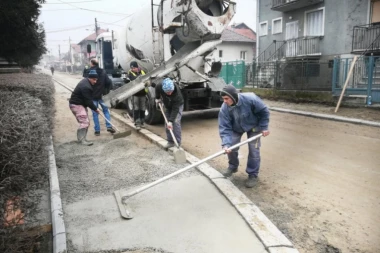 RADOVI U KNEZA MILOŠA: Za vikend hitne intervencije na trotoaru!
