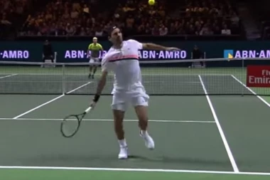 (VIDEO) ZATO JE VELIKI: Federer - može preko glave i to bez gledanja