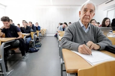 (VIDEO) NIJE ZA BACATI: Ambiciozni deka upisao fakultet u OSAMDESETOJ godini!