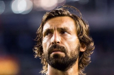 Pirlo seda na klupu "Azura"?