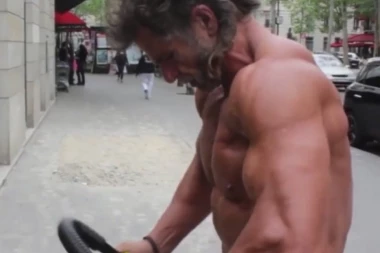 (VIDEO) Ovakvo telo sanjaju mnogi mladići, a ima ga BESKUĆNIK OD 50 GODINA!