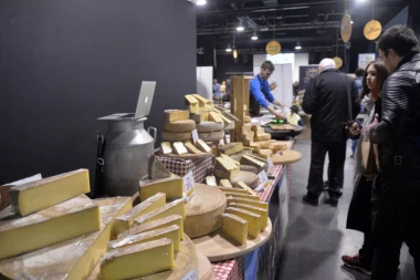 LJUBITELJI SIRA, NAVALITE: U Beogradu otvoren festival ovog mlečnog proizvoda