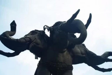 (VIDEO) Veliki troglavi slon je glavna atrakcija Tajlanda