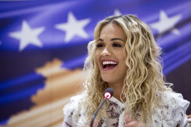 Rita Ora nastupila u centru Prištine pred 300.000 ljudi