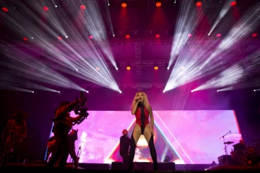 ALBANSKA PEVAČICA PONOVO PRAVI HAOS! Fanovi traže  da  PLATI, ona MOLI ZA OPROŠTAJ!