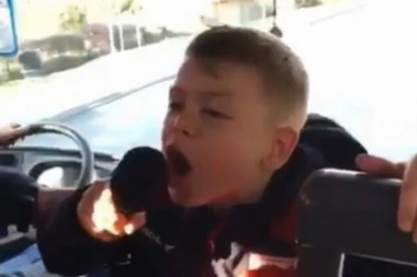 (VIDEO) ZVEZDAŠ OD MALIH NOGU: Sin Marka Perovića vodio navijanje u autobusu!