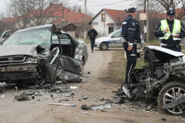 LANČANI SUDAR U BULEVARU VOJVODE MIŠIĆA: Povređena jedna osoba, prevezena na VMA