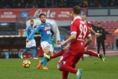 (VIDEO) Napoli minimalcem zadržao prvo mesto, Benevento u finišu srušio Krotone!