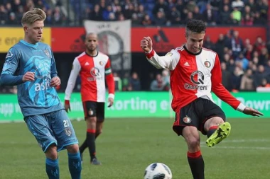 Fejnord zove legendarnog defanzivca u pomoć: Jap Stam menja Van Bronkhorsta na klupi!