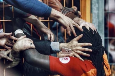 (VIDEO) Zabrinuo sve: Gomis se samo srušio na terenu