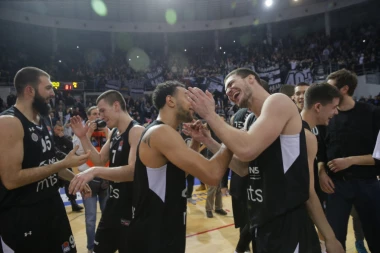 (VIDEO) Da li ovo priliči Partizanu? NEPOZNATA OSOBA SKIDALA IMENA OSVAJAČA SA "ŽUĆKOVE LEVICE"