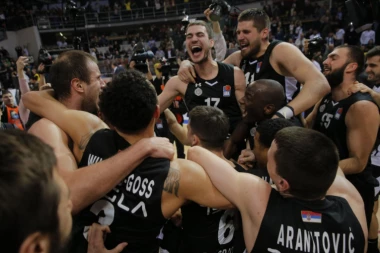 (FOTO) Usijale se društvene mreže: BIVŠI IGRAČI PARTIZANA PREZADOVOLJNI ZBOG OSVOJENOG KUPA!