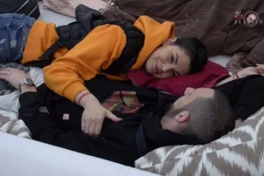 (VIDEO) MIKI, PUSTI ME DA SE JE*EM! Mina i Đekson rasplamsali stare strasti, pa razvalili krevet