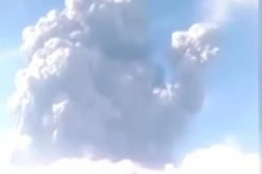 (VIDEO) NEVIĐENA ERUPCIJA na ostrvu Sumatra!