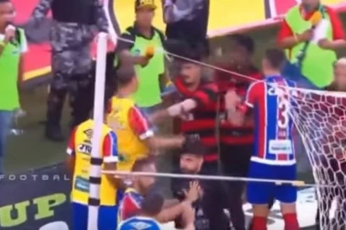 (VIDEO) PESNICE I HAOS: "Derbi mira" prerastao u opštu makljažu