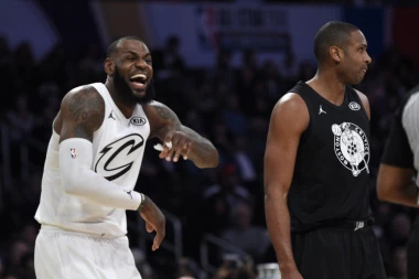 HIT: Lebron Džejms u vunenim čarapama!