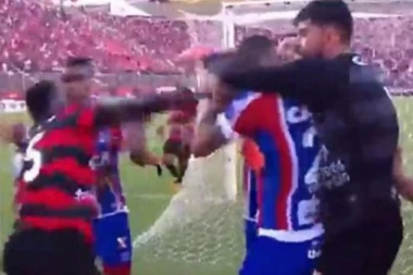 (VIDEO) BRAZILSKI DERBI MIRA PREKINUT: Sudija podelio 10 crvenih, nije imao ko da igra!