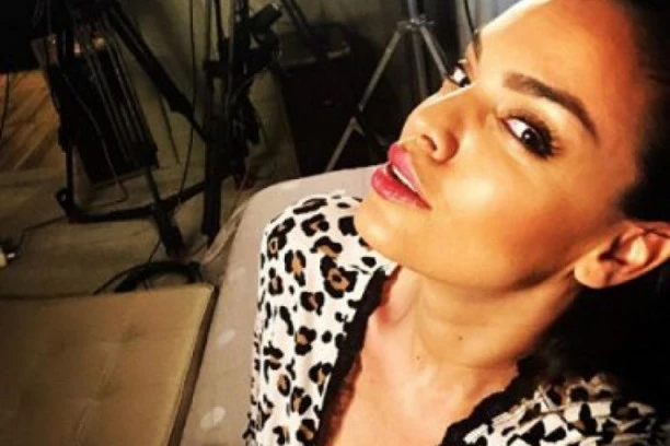 (VIDEO) BEZOBRAZNIM SNIMKOM ZAGOLICALA MAŠTU PRATIOCIMA: Ceo svet je POLUDEO za oblinama Sofije Rajović!