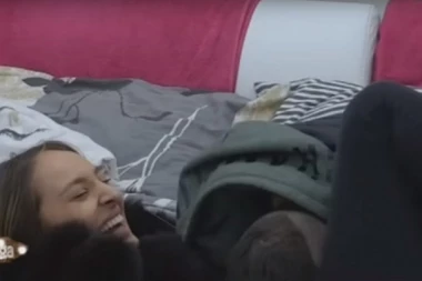 PRED SVIMA LJUBIO NJENE INTIMNE DELOVE: Sloba i Luna se ZANELI!