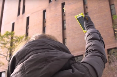 U zabludi ste: DIZANJE TELEFONA U VAZDUH ne pomaže!