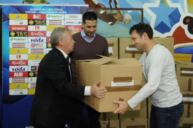 FSS širi radost fudbala: Podeljena sportska oprema