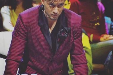 (FOTO) ORA*NO ZADOVOLJAVANJE?! Pogledajte NEPRISTOJNU PONUDU koju je dobio naš poznati pevač - NEVERICA!