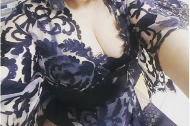 NEIZDRŽIVO JE GLEDATI TVOJE BLAM SLIKE: Ana Nikolić pozirala pored bazena, pojedinci je URNISALI!